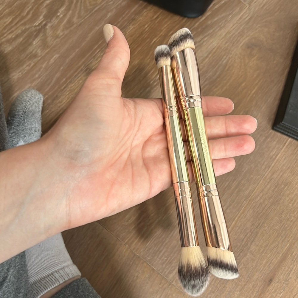 Maskara/ seint brushes. Used but cleaned. BUFF and Blend Brush